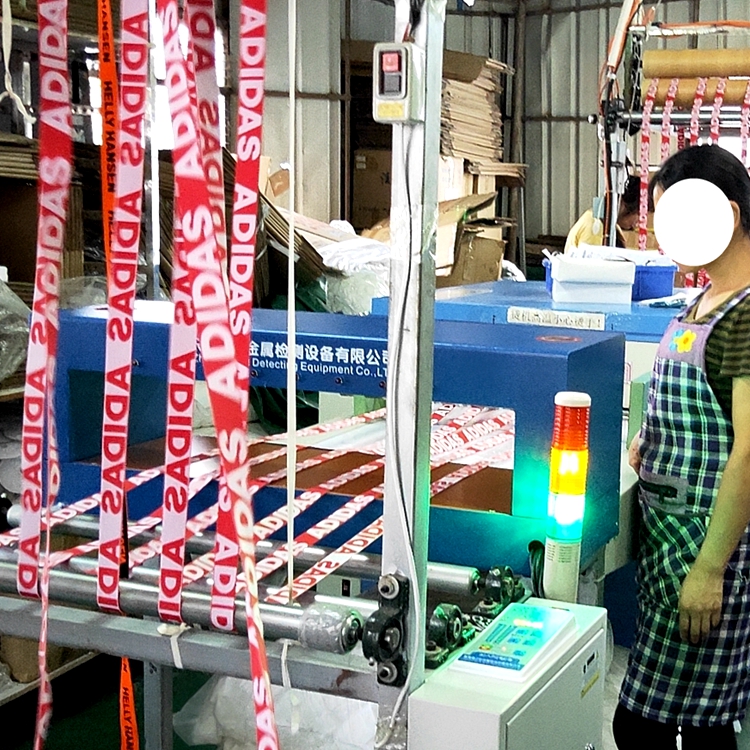 新優(yōu)利紡織織帶加裝龍門式檢針機.jpg